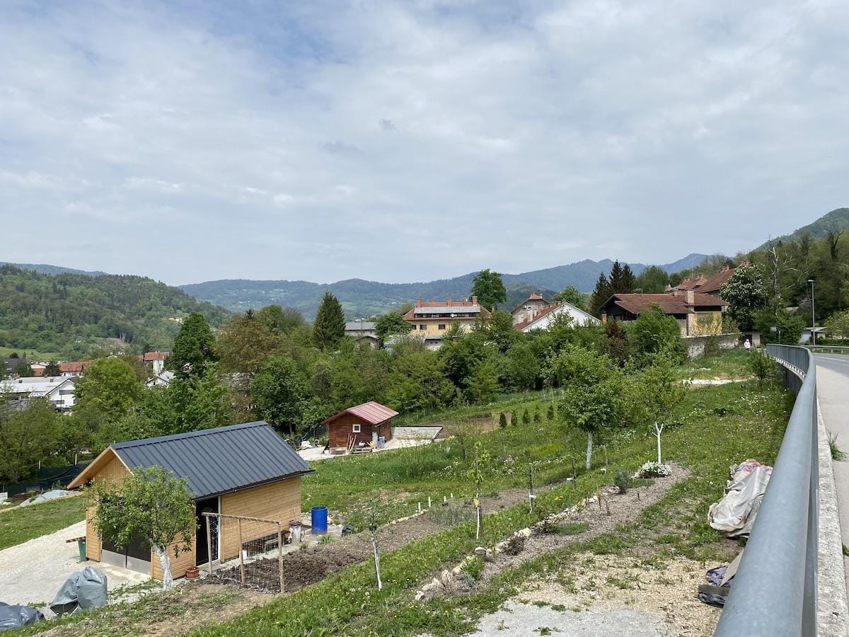 Je na vrtovih nekdanjih zemljišč RTH dovoljeno postaviti garažo?