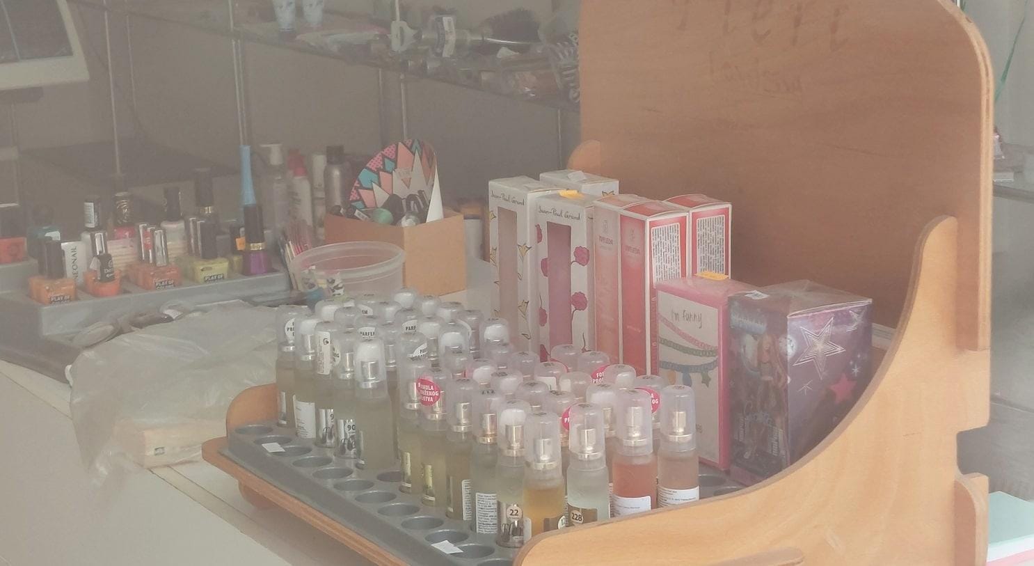 Na treh lokacijah ukradli za 1300 evrov parfumov in kozmetike