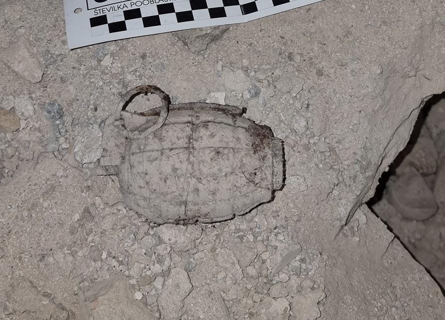 Odstranili estrih, razkril se je jašek - v njem pa bomba!