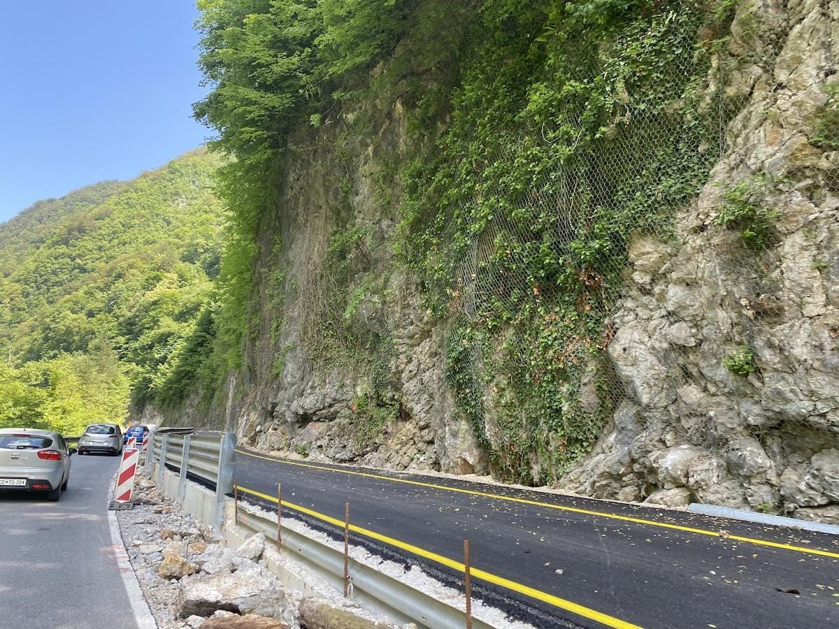 Na zasavki se selijo na drugo stran vozišča