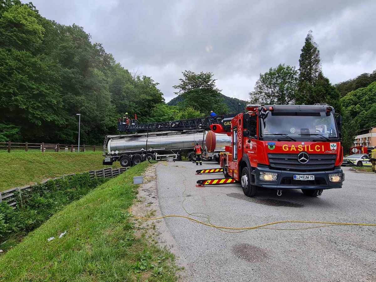 Hrastnik: Cisterna s fosforjevo kislino nevarno zdrsnila proti potoku