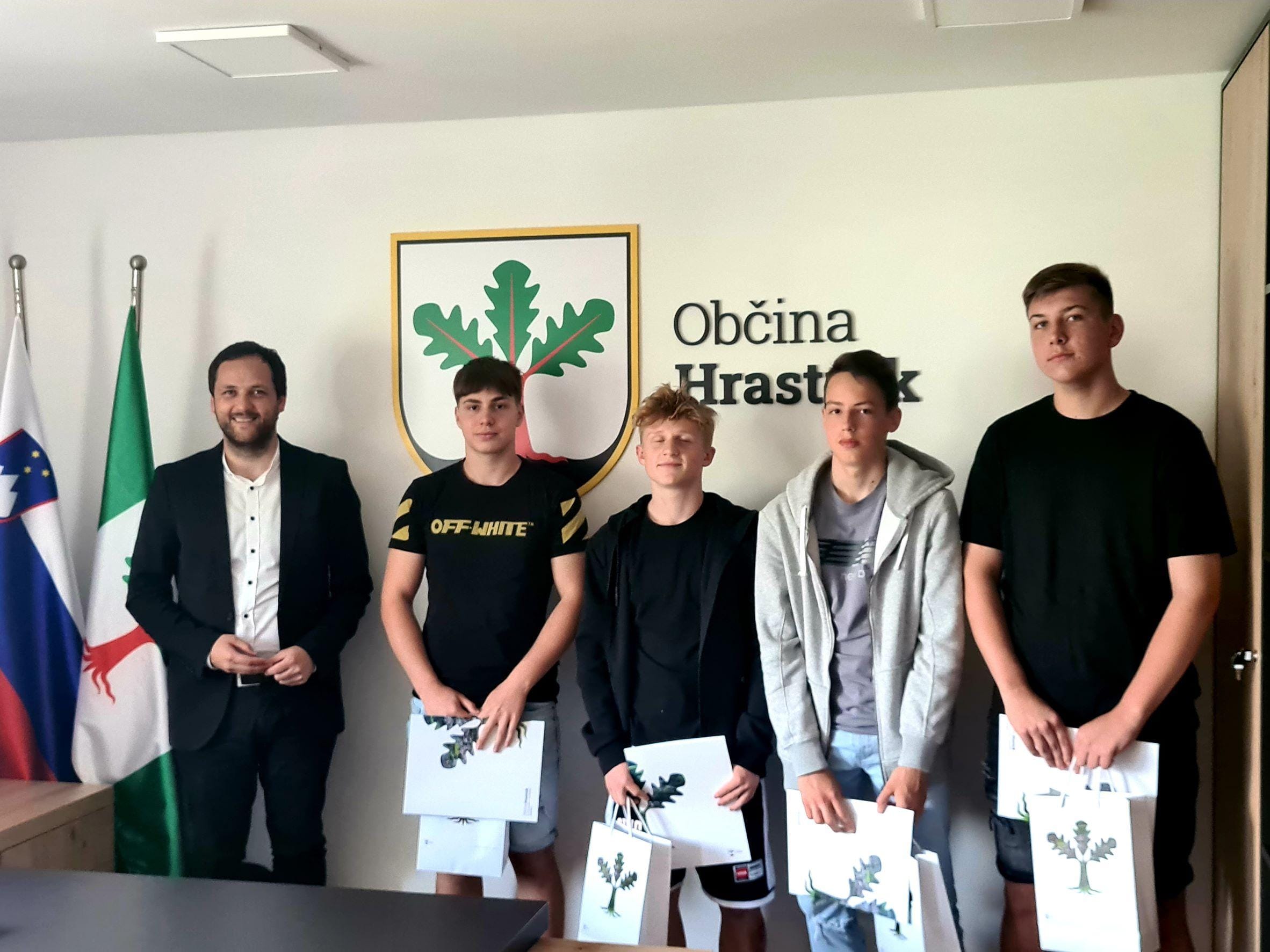 Štirje hrastniški 15-letni nogometaši brez besed na pomoč v prometni nesreči