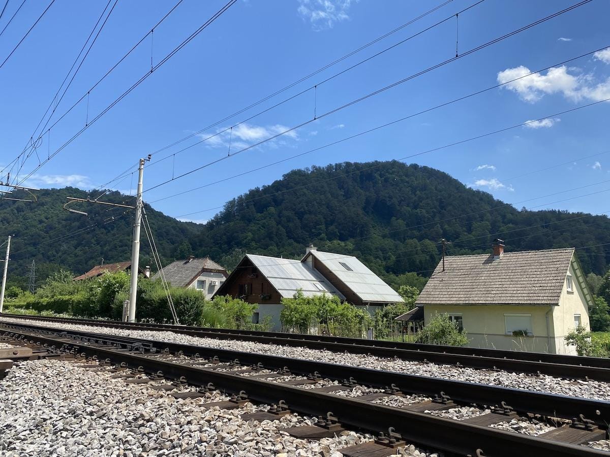 Živite ob železniški progi? Morda vam bodo zamenjali okna!