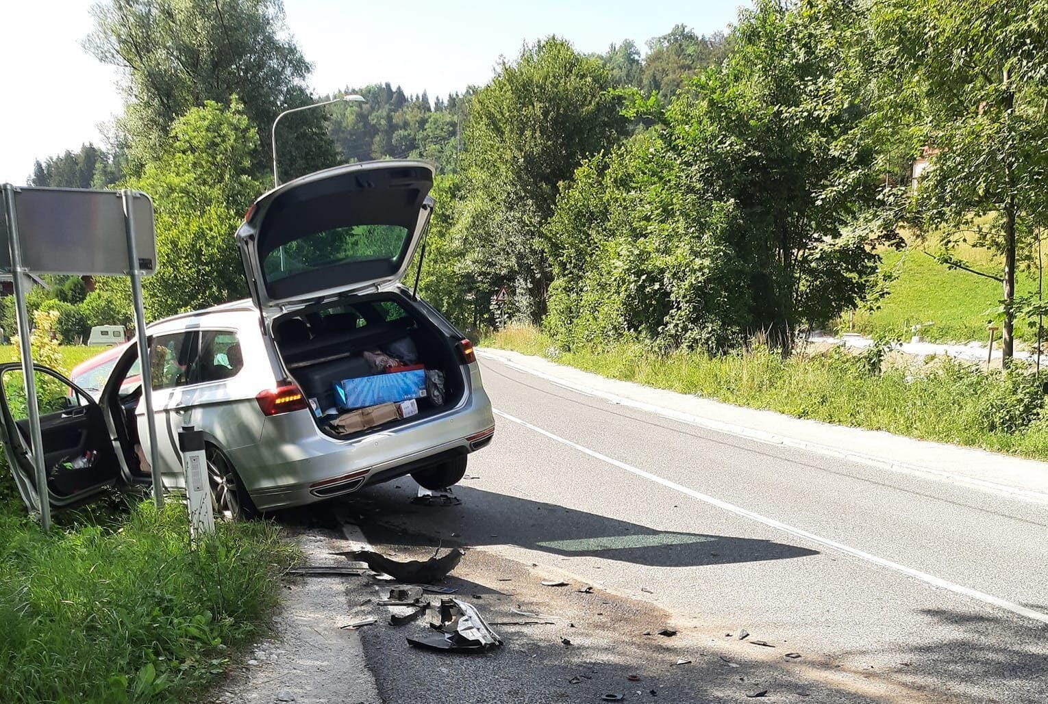 Dva lažje poškodovana v prometni nesreči na Izlakah