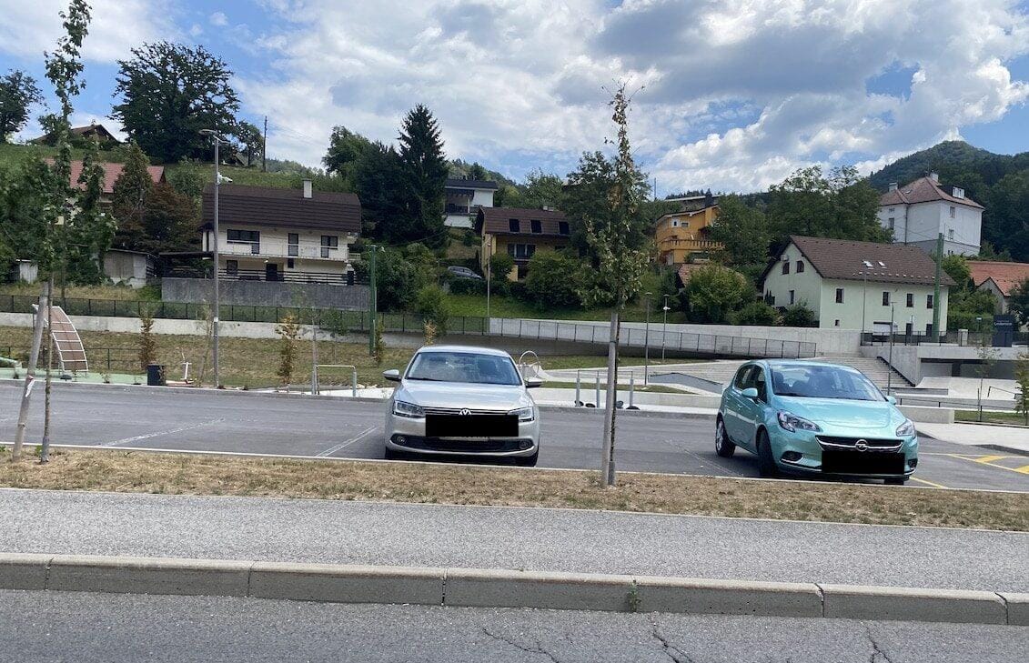 Neznanec poškodoval parkiran avtomobil na Ledenici