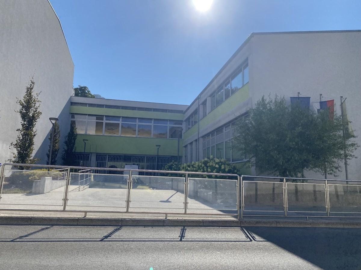 Nekdo včeraj poslal grozilno pismo na trboveljsko šolo, danes policijsko varovanje