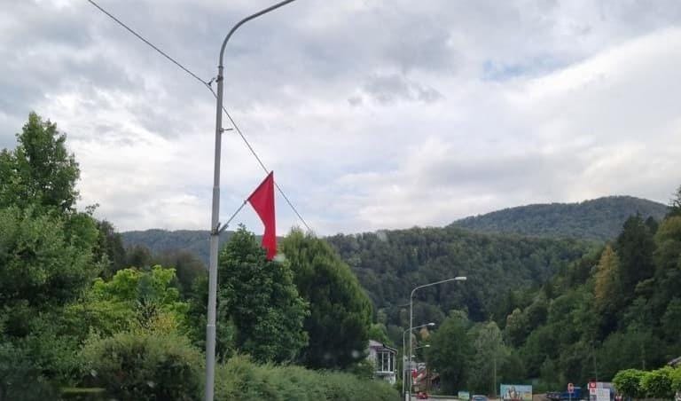 Za Rogliča po zagorski občini plapola 80 rdečih zastav