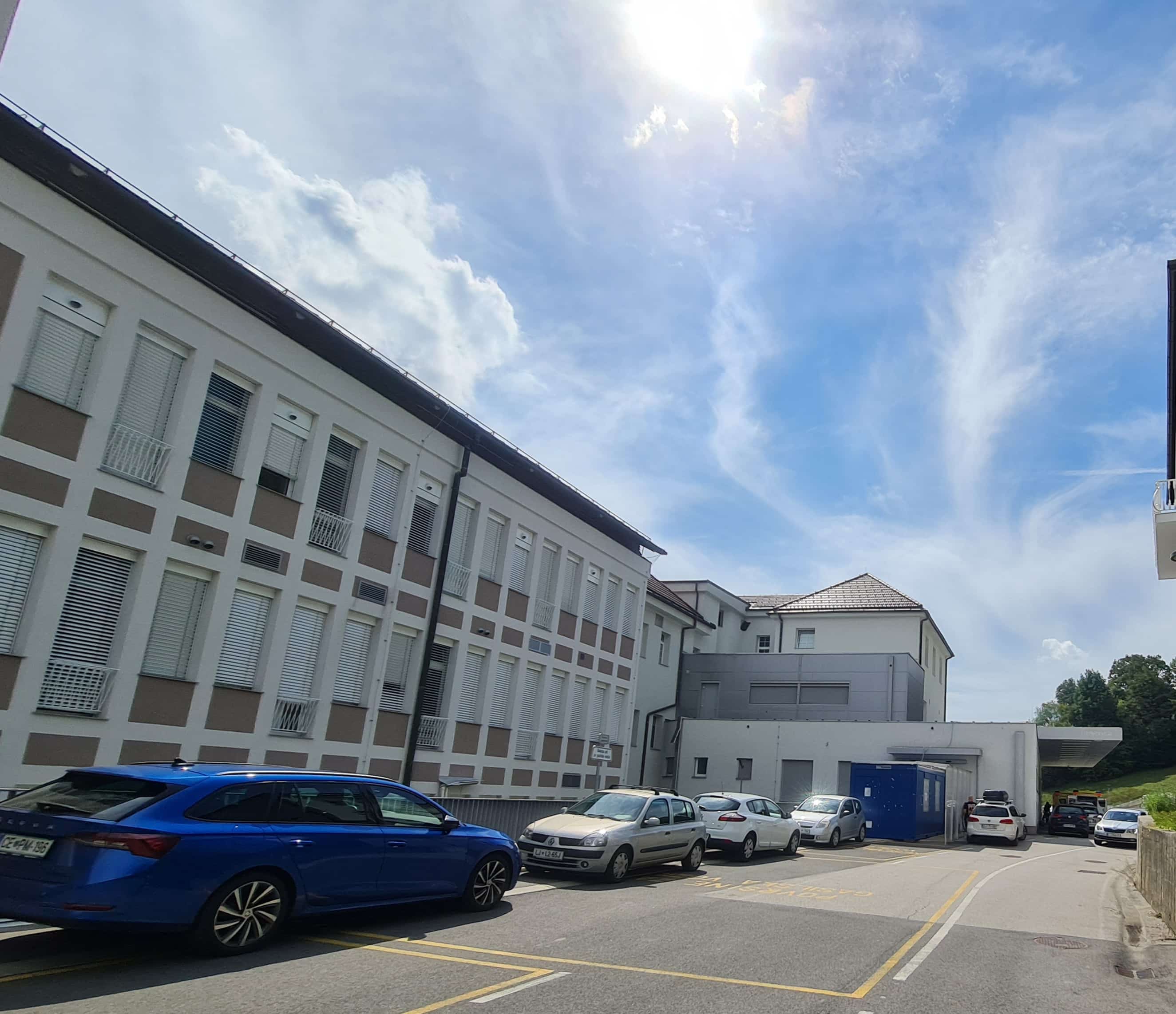 Obiski v bolnišnici zaradi povečevanja okužb na nekaterih oddelkih prepovedani, drugje prilagojeni