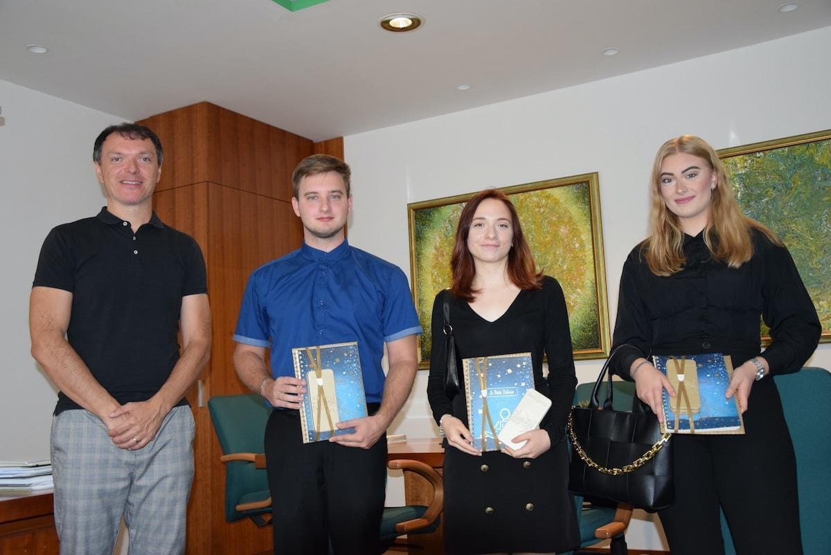 Prav posebna nalivna peresa za zlate maturante iz Zagorja