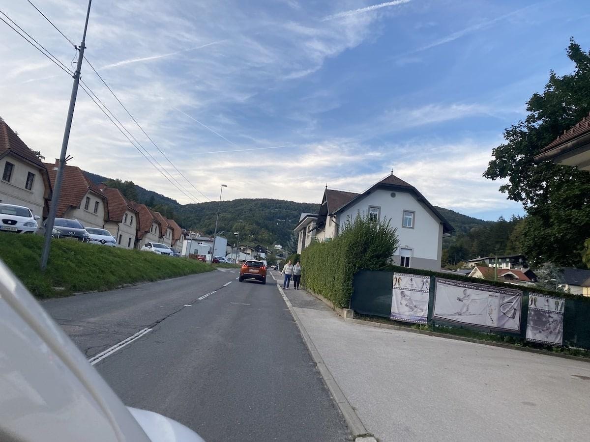 Brez lukenj in z novim pločnikom še cesta od komunale do AMZS