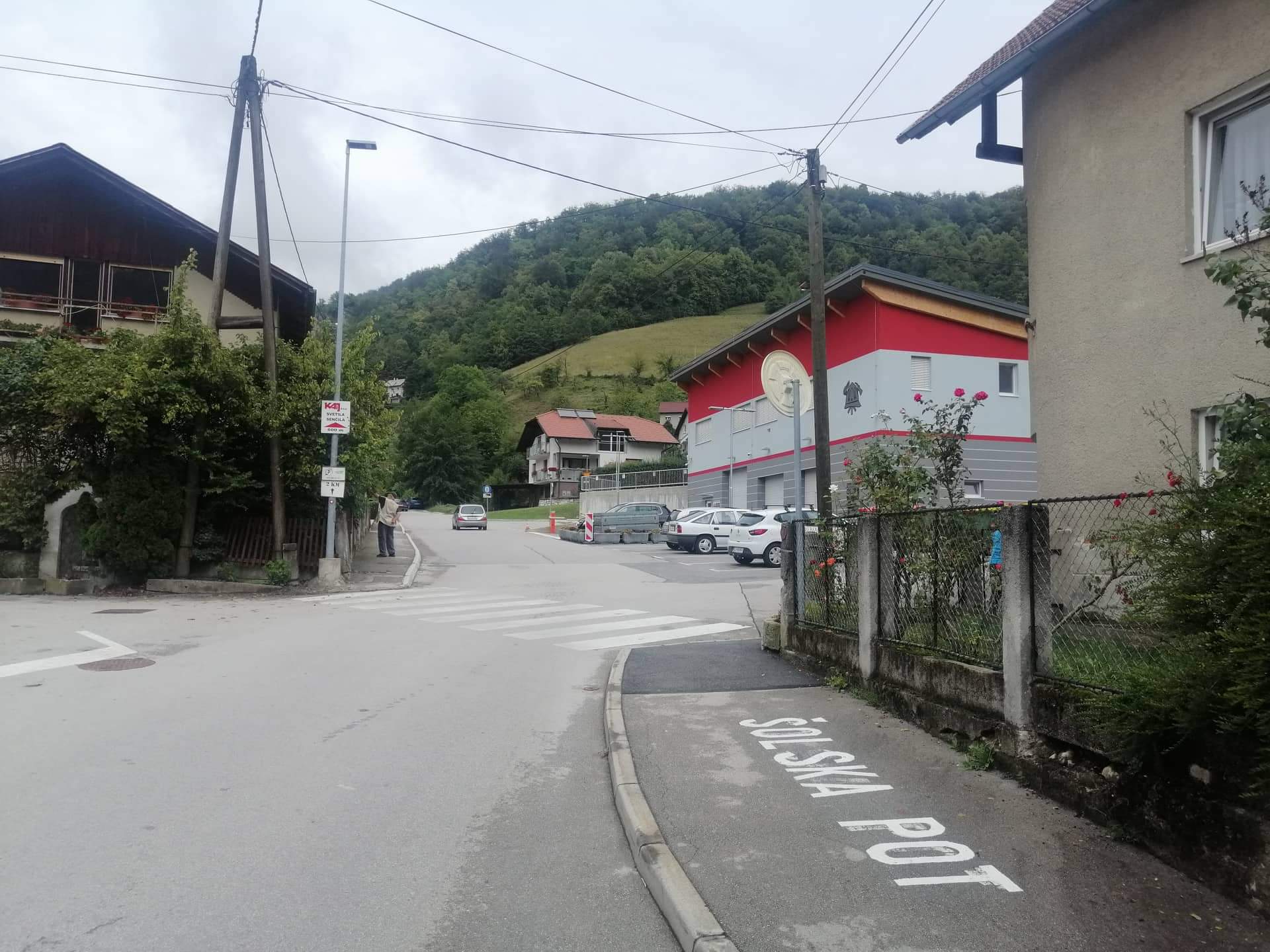 Na Dolu POPOLNA zapora ceste vse od šole do gasilskega doma