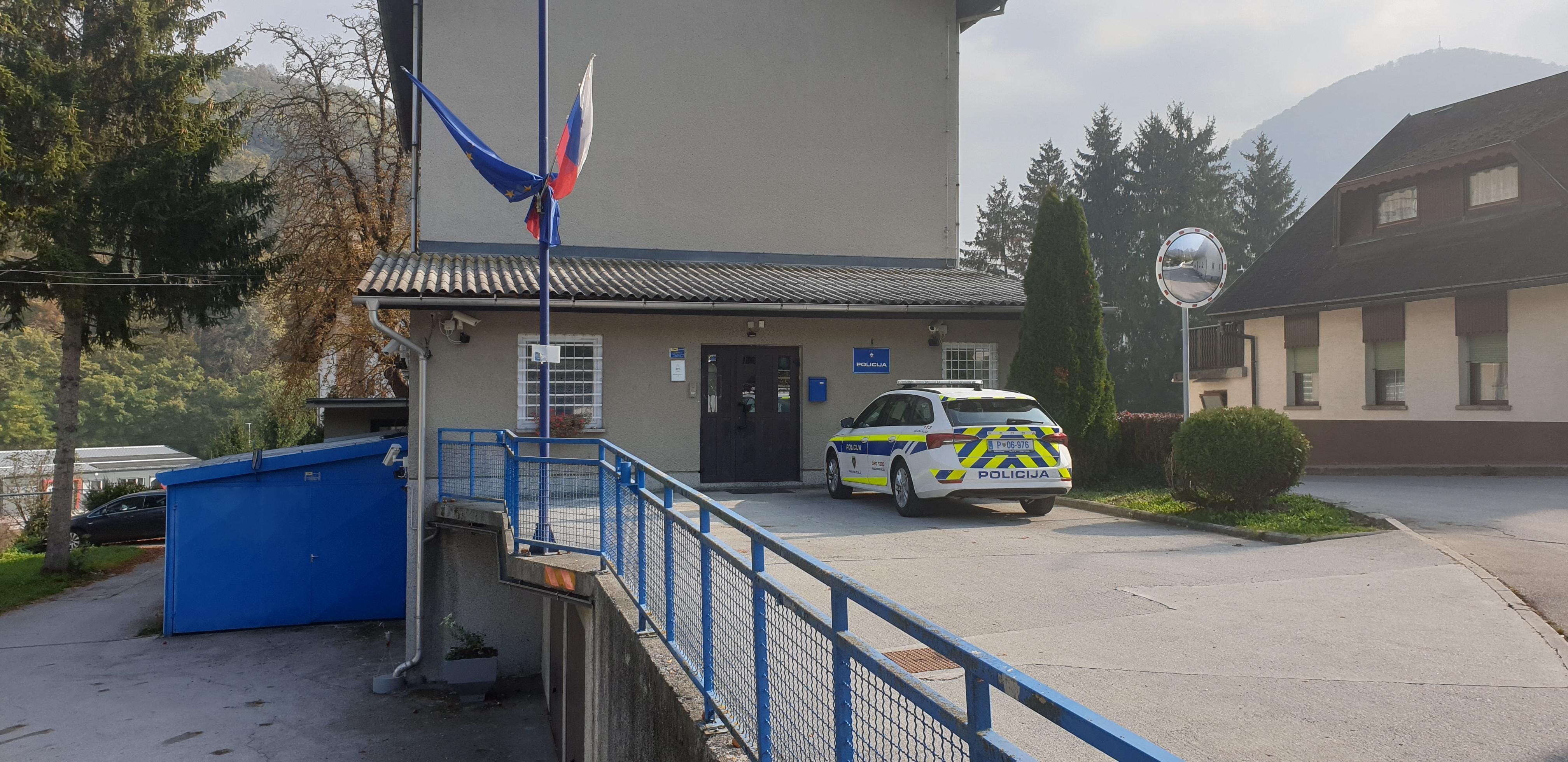 Vlomil v hišo, odtujil puško, nakit in opremo