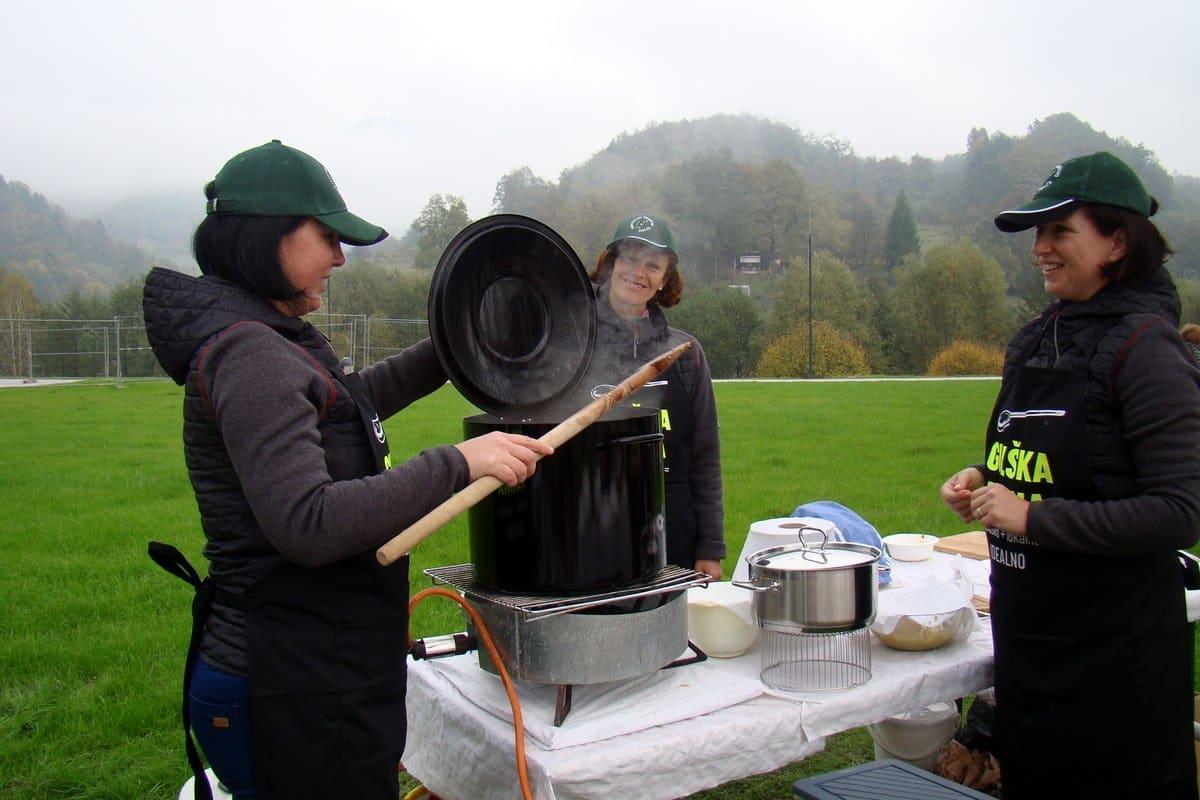 FOTOGALERIJA: Ajmohtarji pri kuhanju najbolj znane lokalne "juhce"