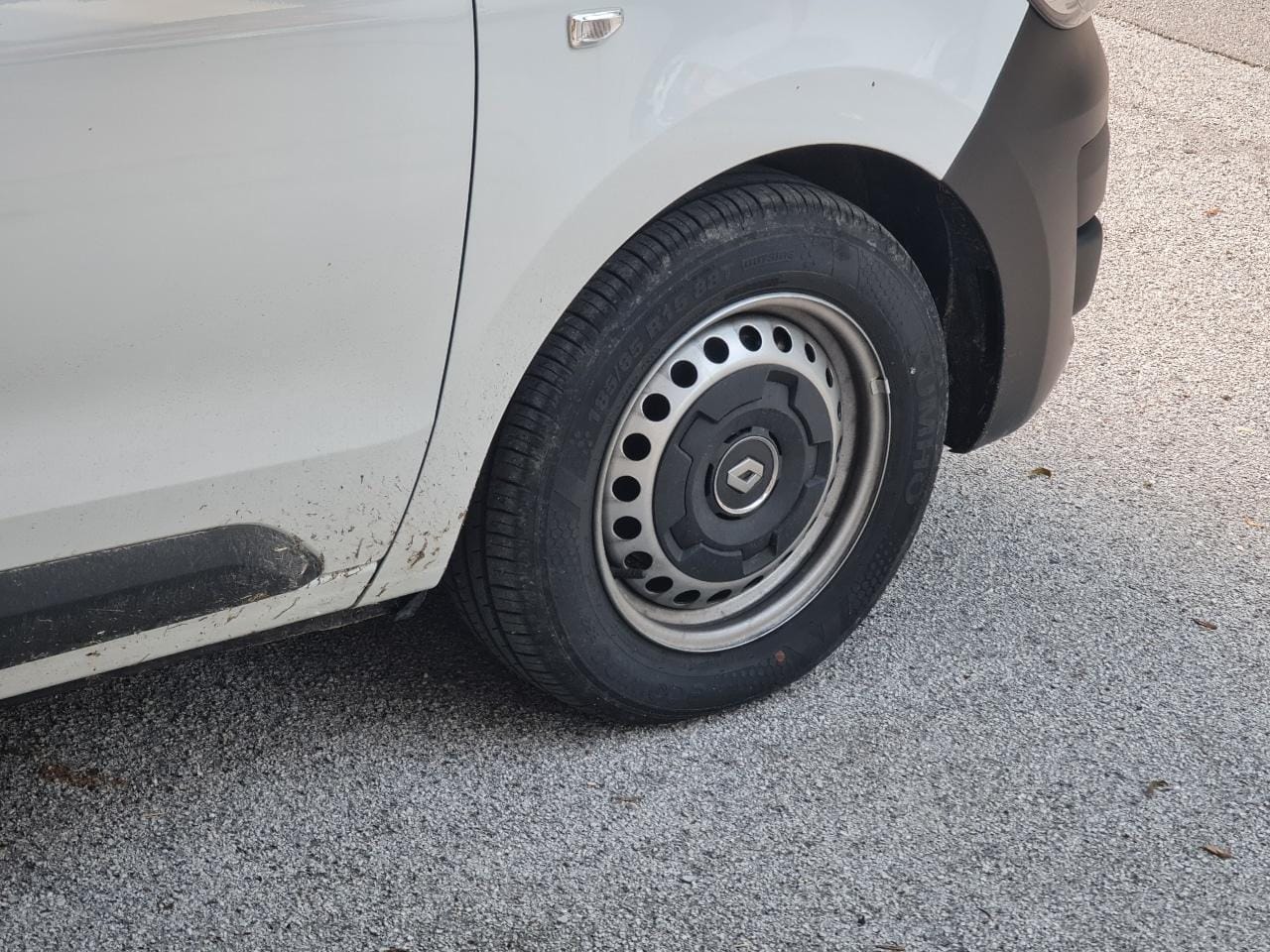 Zdaj na parkiriščih kradejo že pokrovčke z ventilov pnevmatik