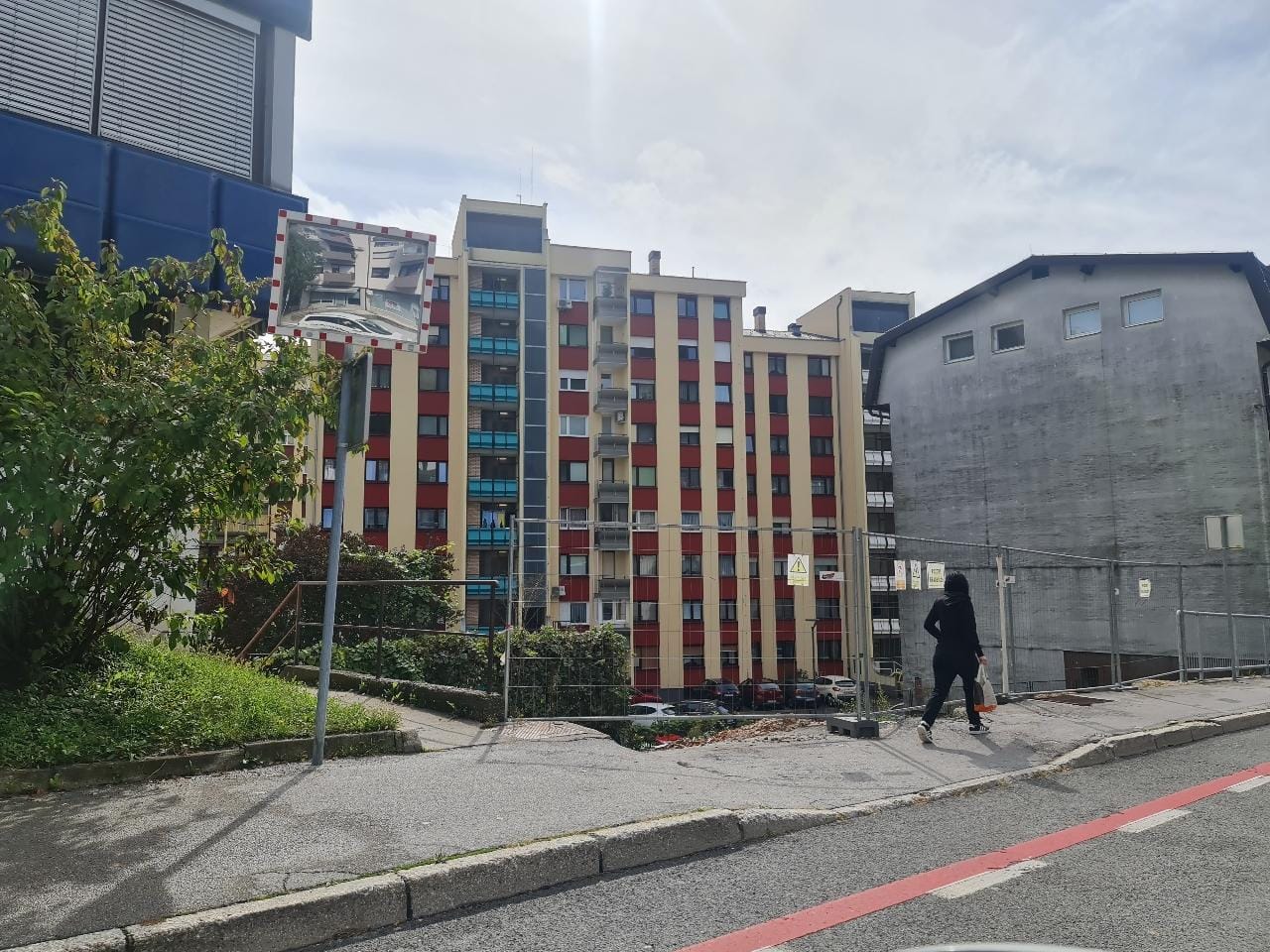 Zakaj se gradnja garažne hiše še ni začela?