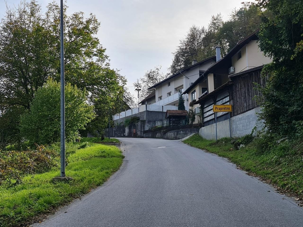 Popolna zapora ceste nad Abecedo