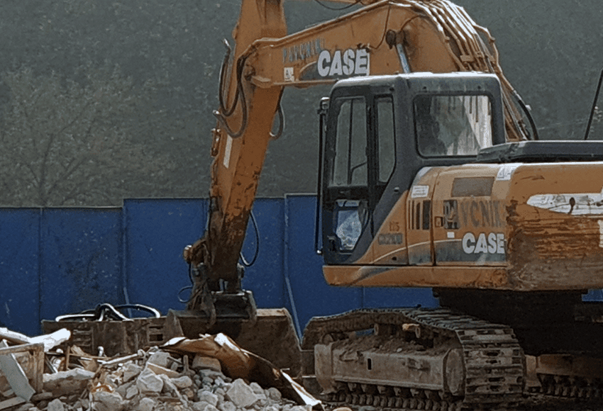 Iz gradbenih strojev iztočil 150 litrov goriva