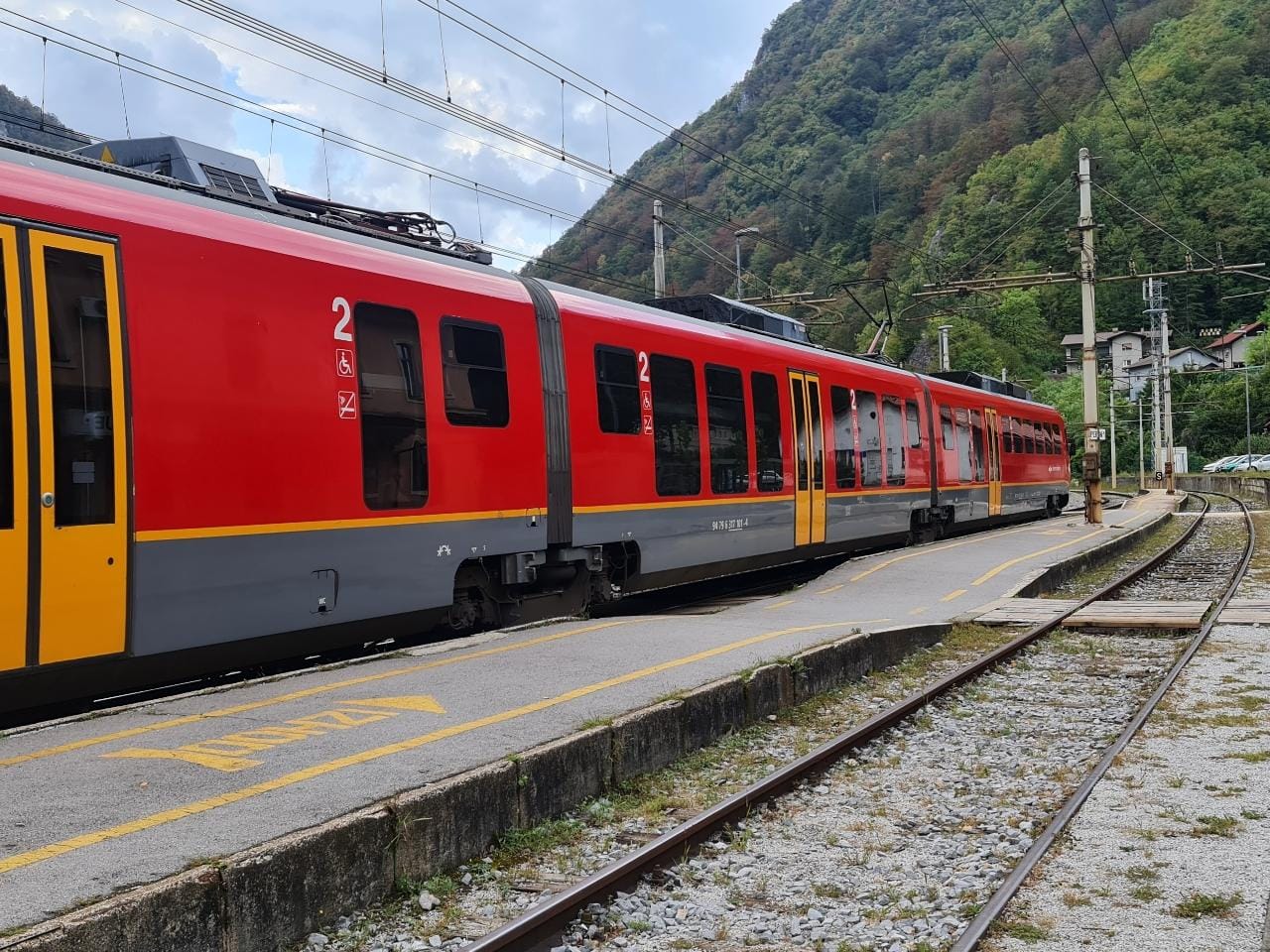 Na vlaku razgrajal, zato so ga policisti pridržali