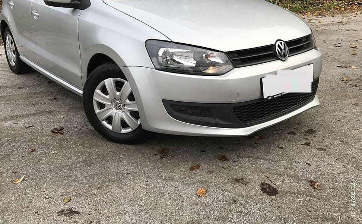 Ponoči na parkirišču ukradli srebrnega Polota