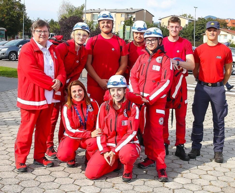 Hrastniške prostovoljce te dni najdete v največjih trgovinah, kjer pravijo: »Vse, kar delamo, delamo #izsrca«