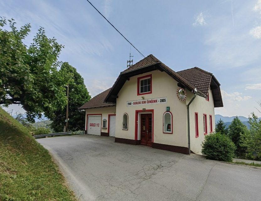Gasilci iz Čemšenika ogorčeni: Neznanec razbil vrata in iz gasilske blagajne pobral gotovino