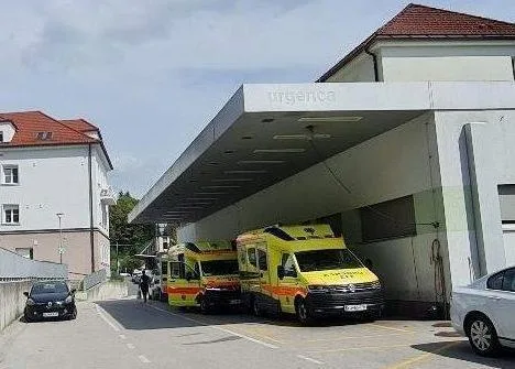 Pri trku z električnim skirojem se je hudo poškodoval mlajši Trboveljčan trbovlje_urgenca_parkiranje