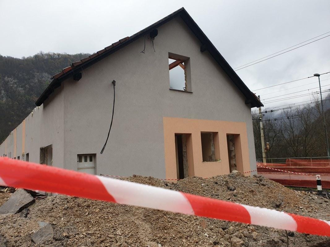 VIDEO: Rušitev obeta gradnjo na zagorski železniški postaji