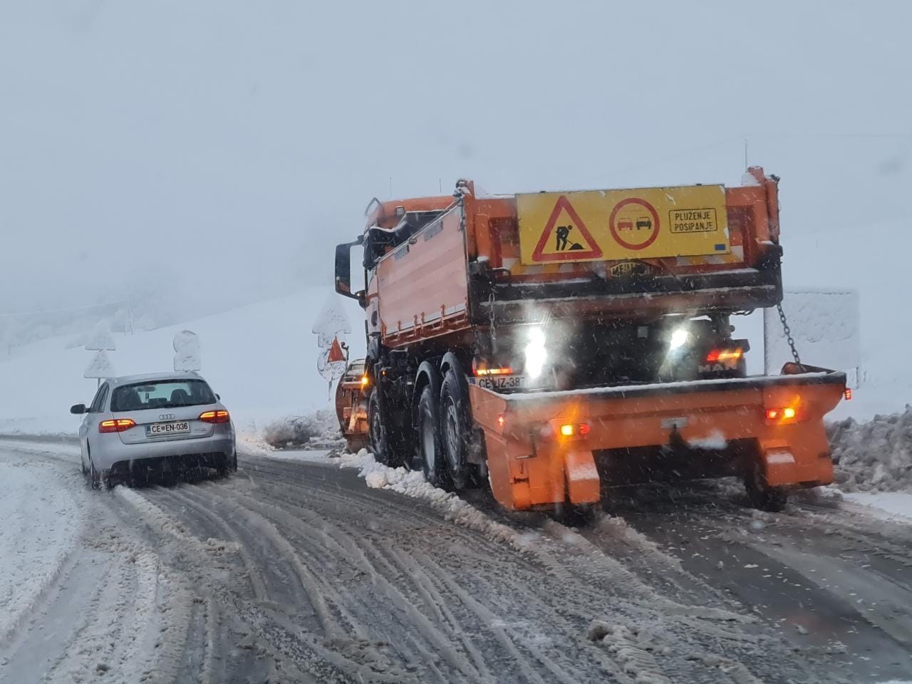 FOTO in VIDEO: Podrta drevesa, ovire na cesti, izpadi elektrike ...