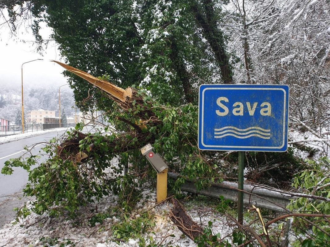 FOTO: Težave zaradi zapadlega snega v Trbovljah in Hrastniku
