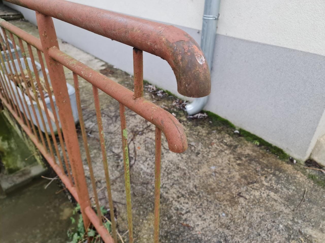 Policisti posegli v medsosedski spor zaradi ograje