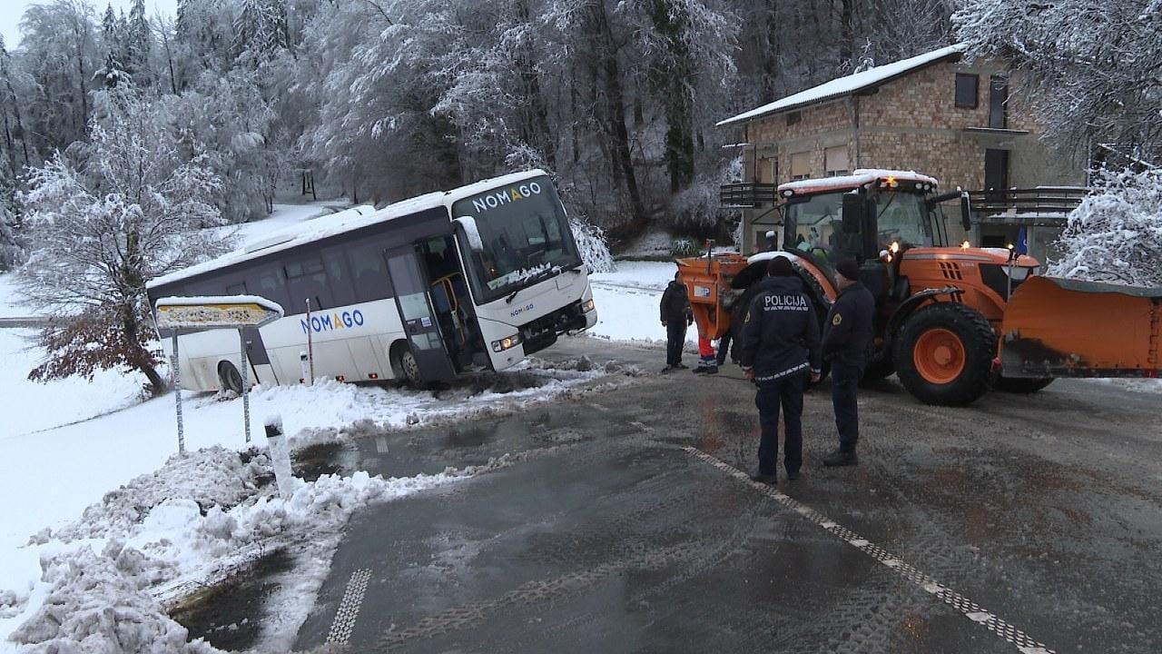 FOTO: Čez Slačnik že več ur neprevozna cesta, avtobus zdrsnil s ceste