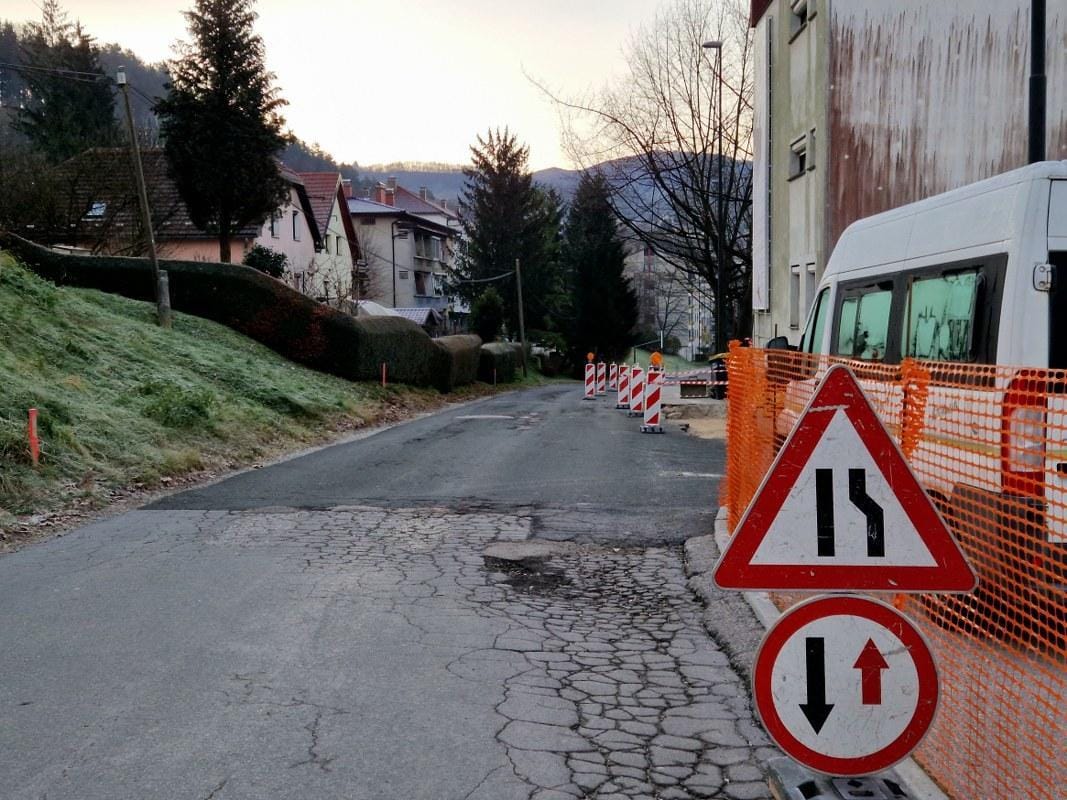 Pešci in vozniki pozor! V Trbovljah nova dela na cesti