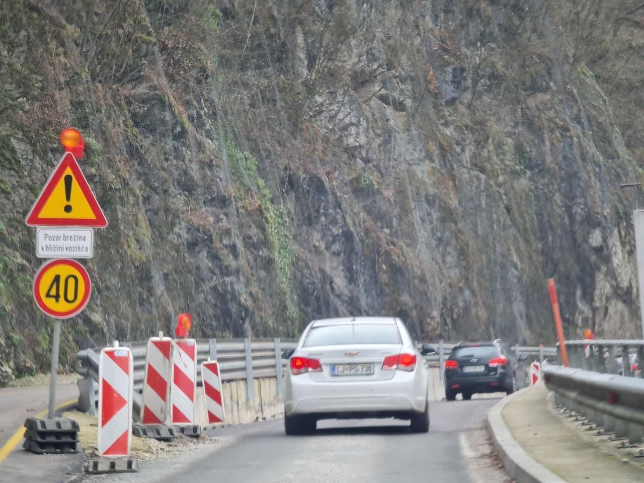 Zapore na zasavskih cestah do Ljubljane, zamude vlakov, potem pa še kaos v centru