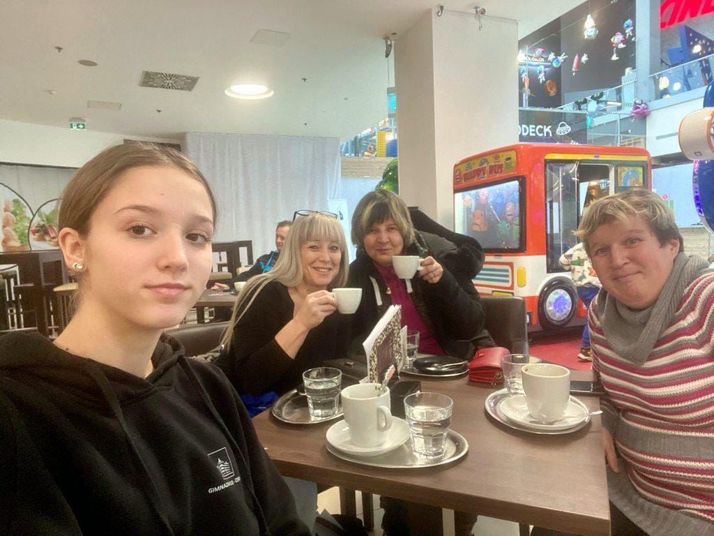 To so heroji, ki dajejo! Cvetka gre s Sabino v hribe, Vita pomaga Poloni na avtobus, Benjamin je Saša peljal na izlet v Ljubljano.