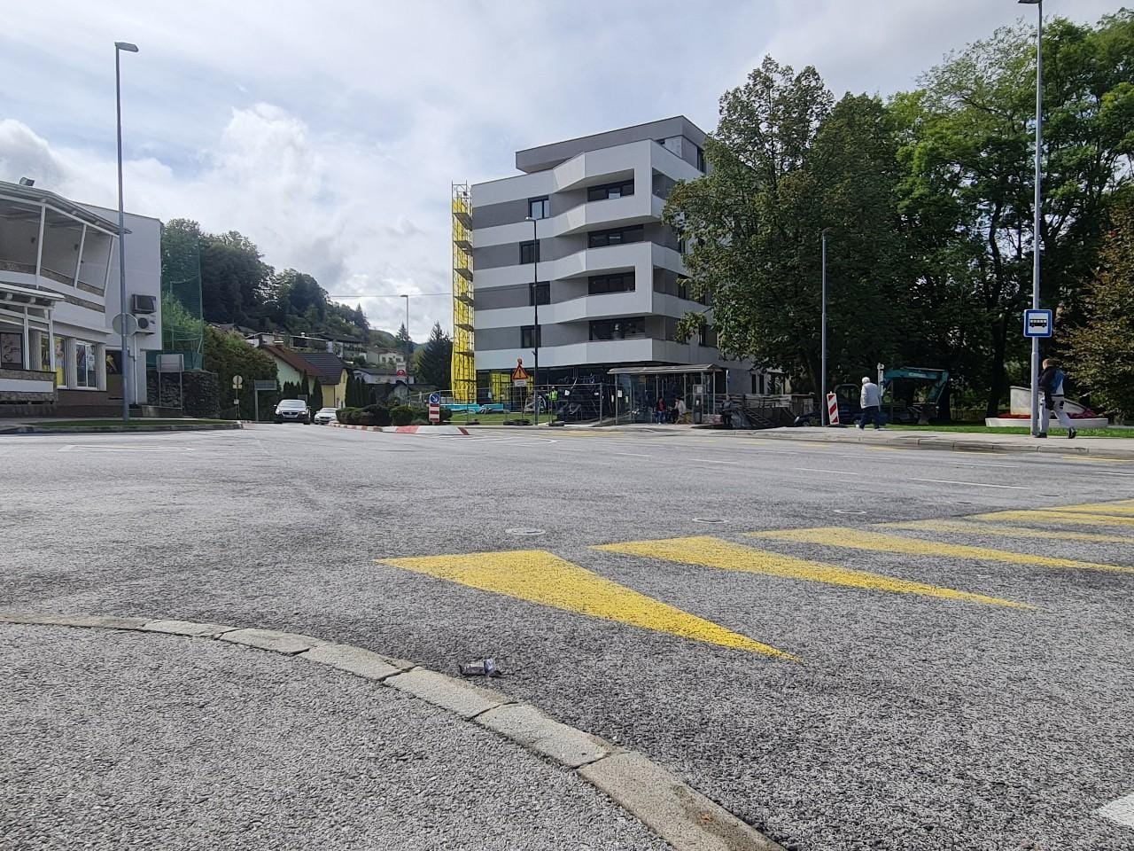 Pri urejanju parkirišč na Sallauminesu se je zataknilo z lastniki, zdaj je občina "odprla" 14 novih parkirišč