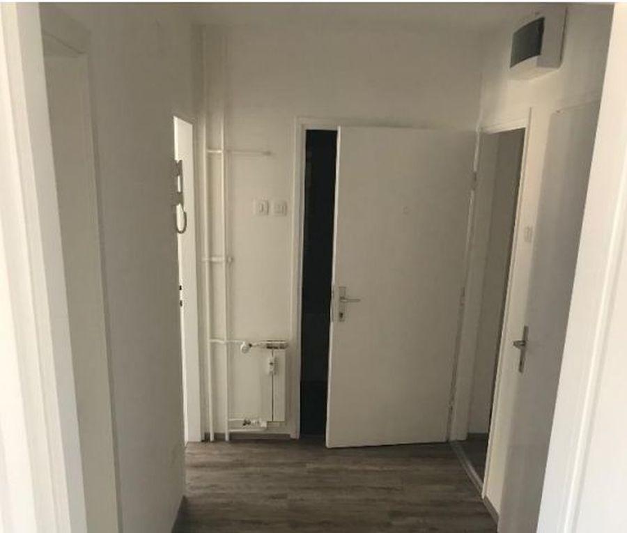 Na Trgu revolucije in Trgu svobode prosti stanovanji