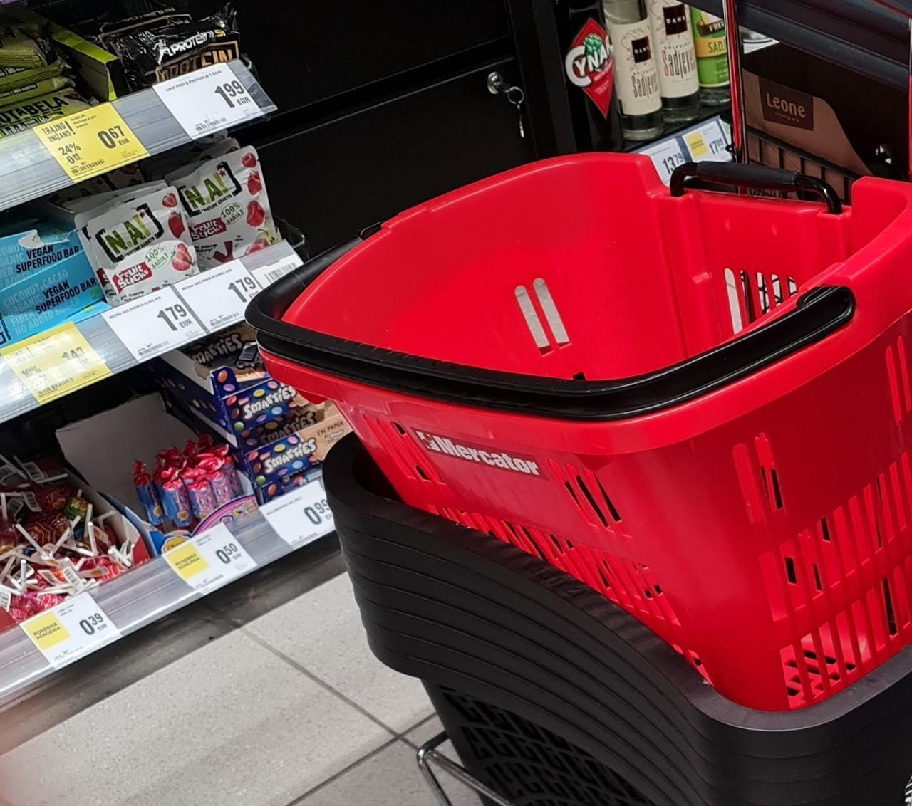 Prava drama: Prodajalka jo je zalotila pri kraji, občani pa so jo pridržali do prihoda policije