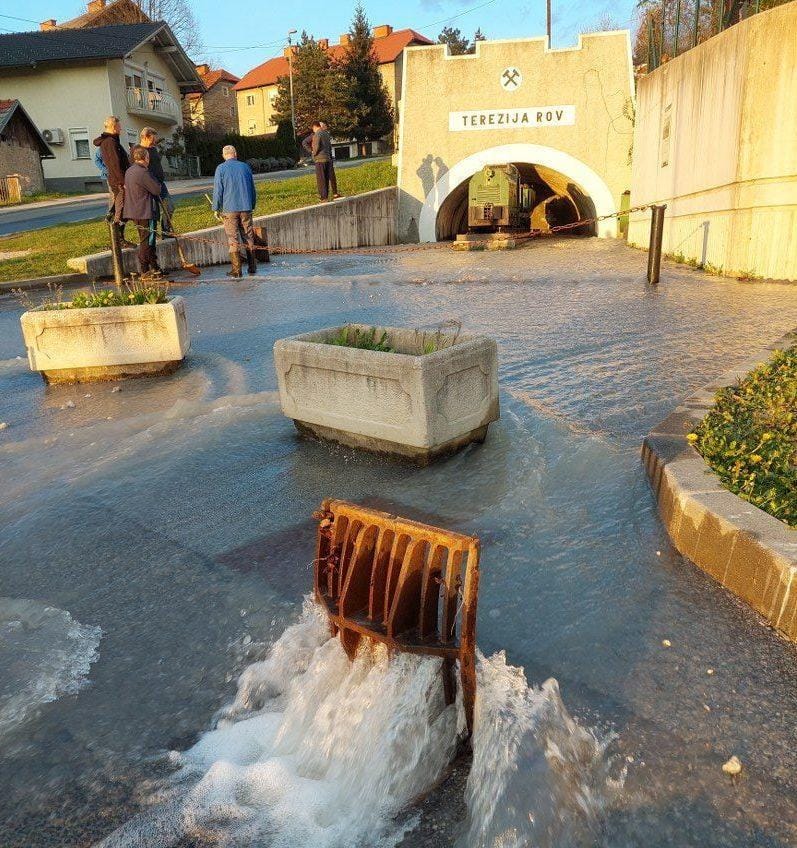 FOTO: Voda več ur drla iz zaprtega rudniškega rova
