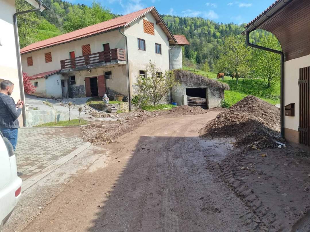 FOTO: Plaz ogrožal stanovanjsko hišo, na pokopališču nastal 15 metrski jez