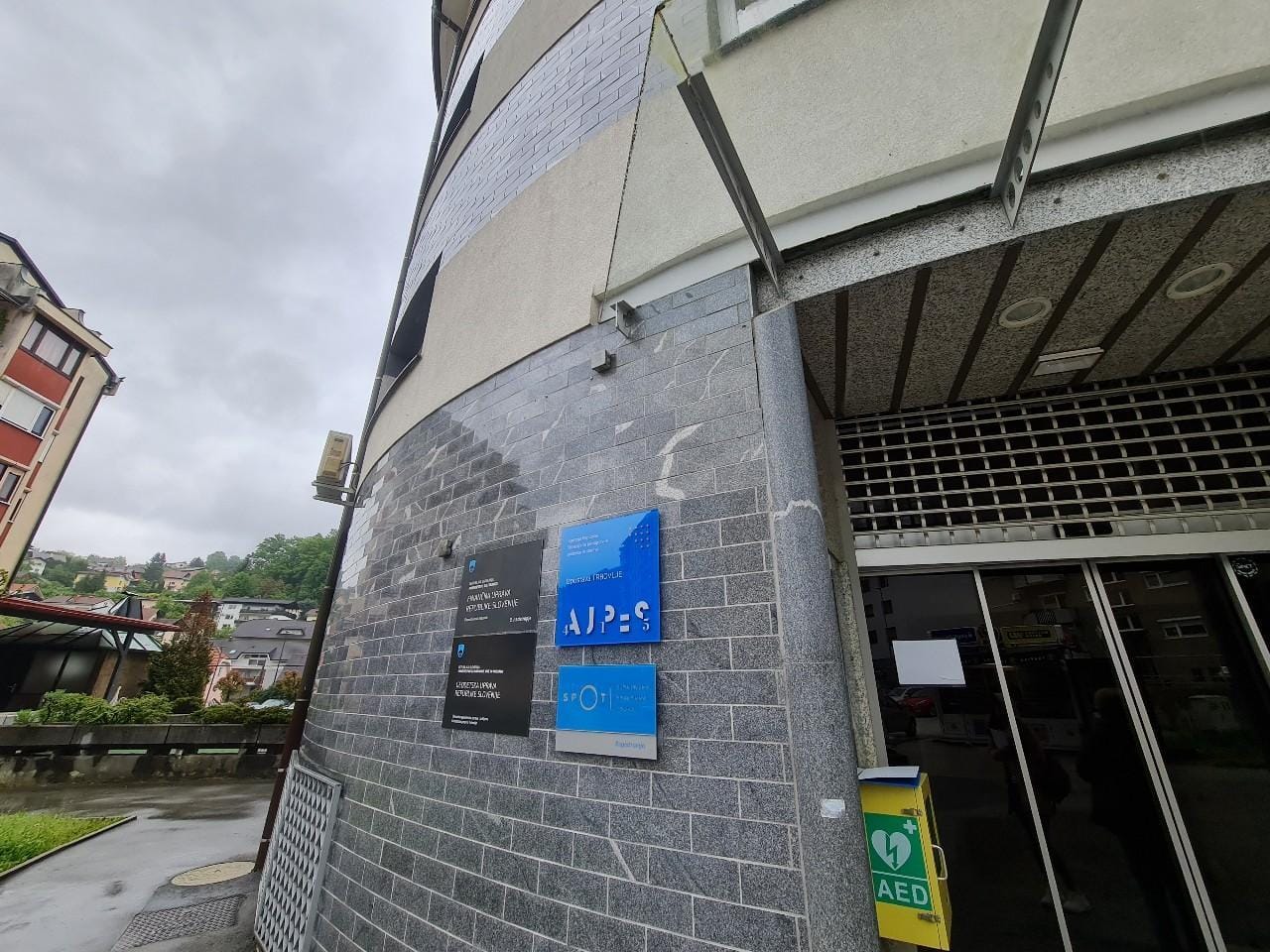 V zasavskih družbah povprečna plača 1.901, v informacijskih dejavnostih kar 2.500 evrov