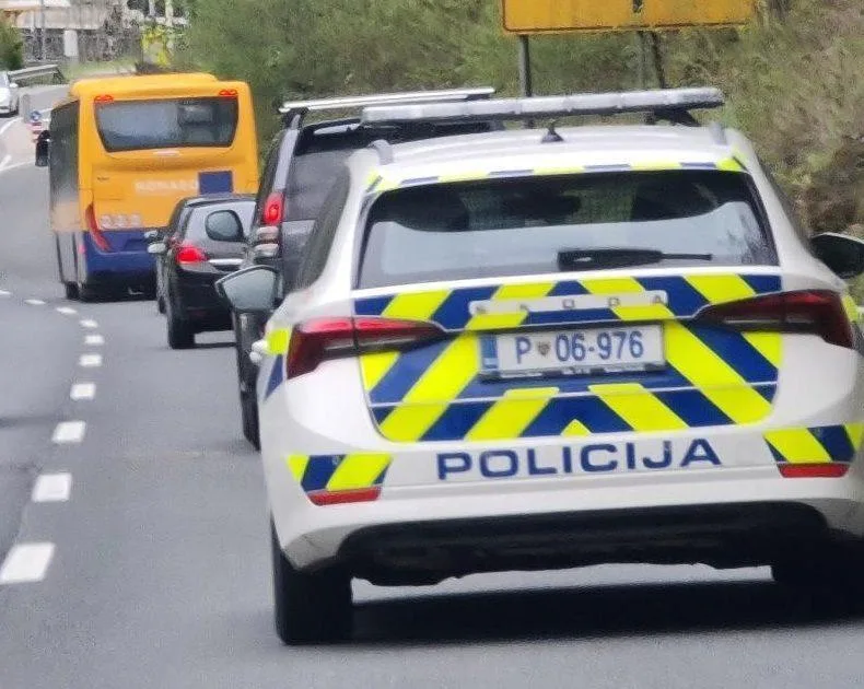 Neverjetno! Povzročil je prometno nesrečo in napihal kar 5-krat več od dovoljenega policija_hrastnik_1