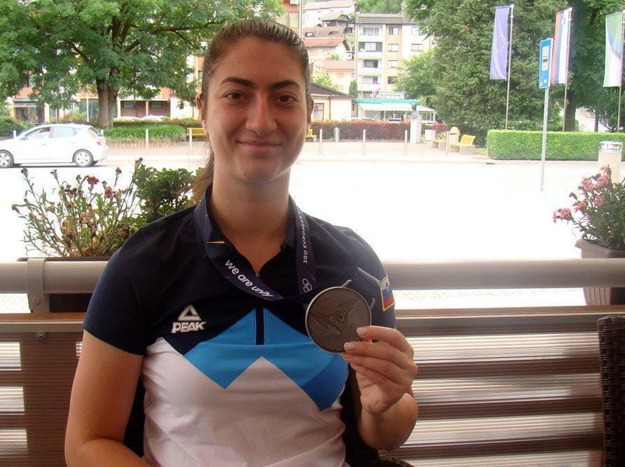 Tina, dekle s številnimi medaljami.