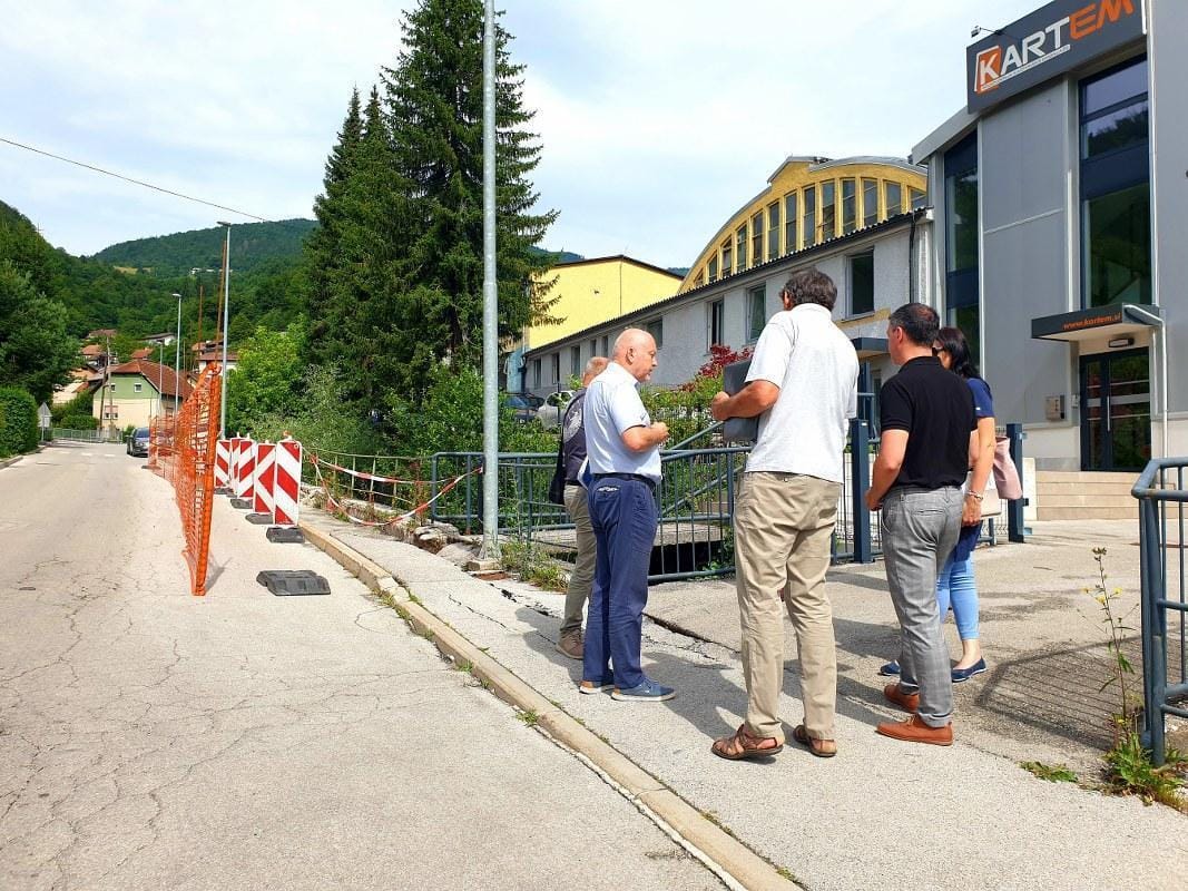 Cesto Tončke Čeč neurje tako uničilo, da je skoraj neprevozna