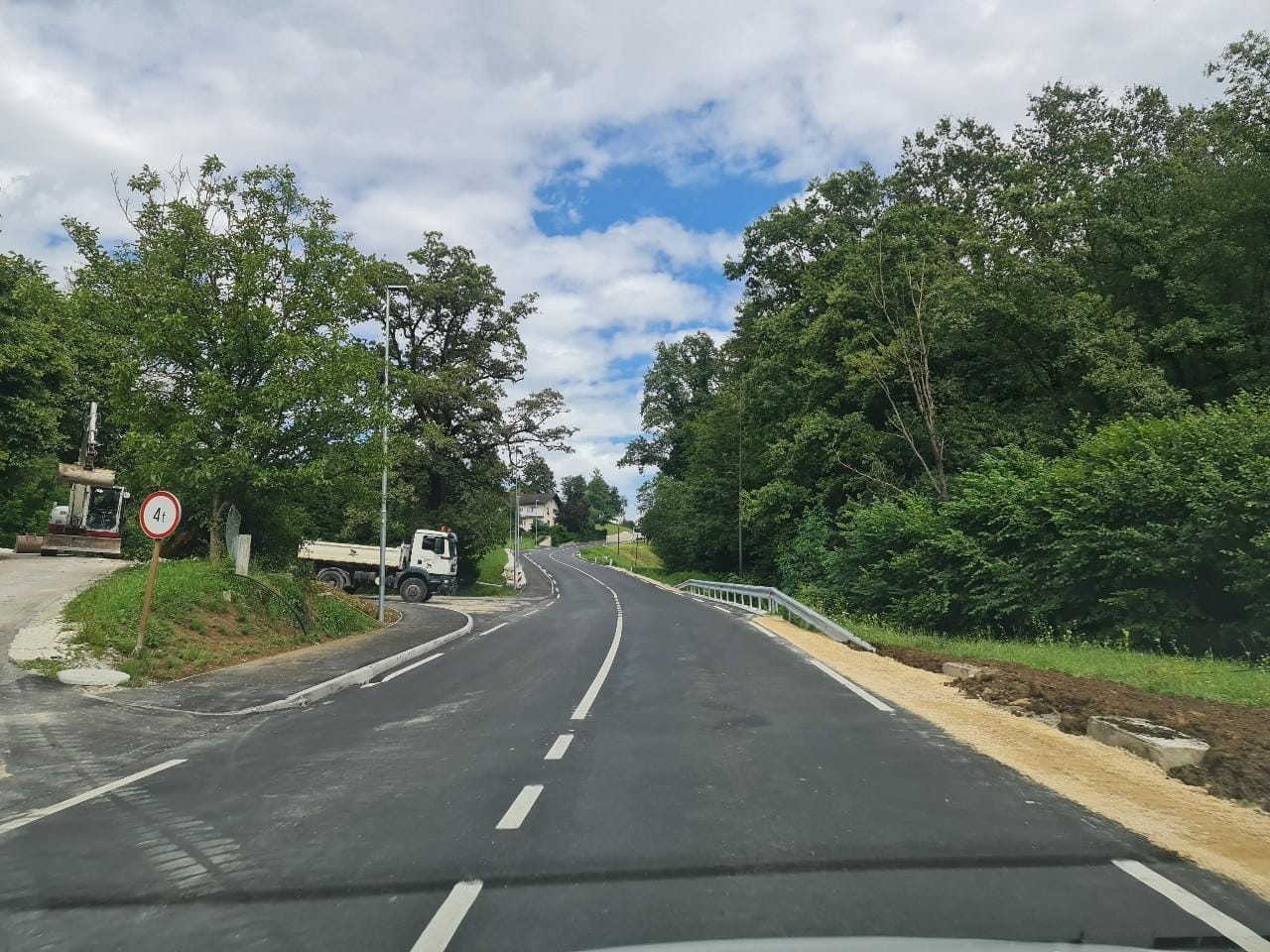 Dela za 1,3 milijona evrov zaključena, vožnja po novem asfaltu pa teksaški rodeo