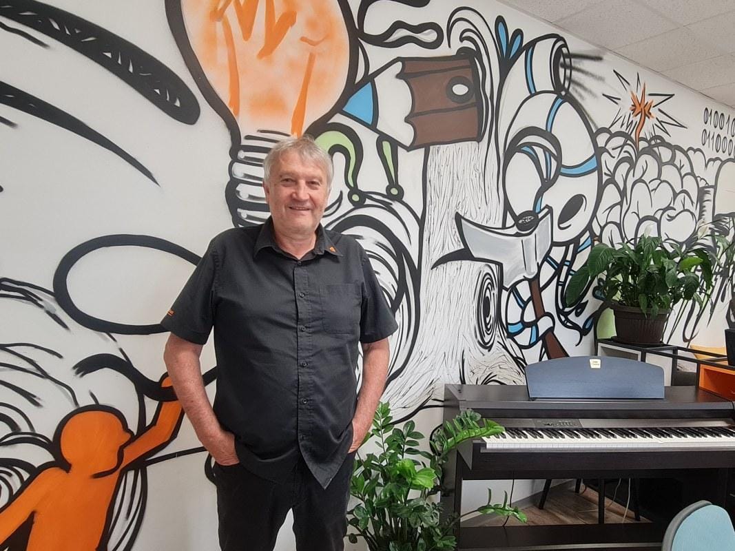 Medtem, ko postavlja na noge nova podjetja, si že išče dobre naslednike