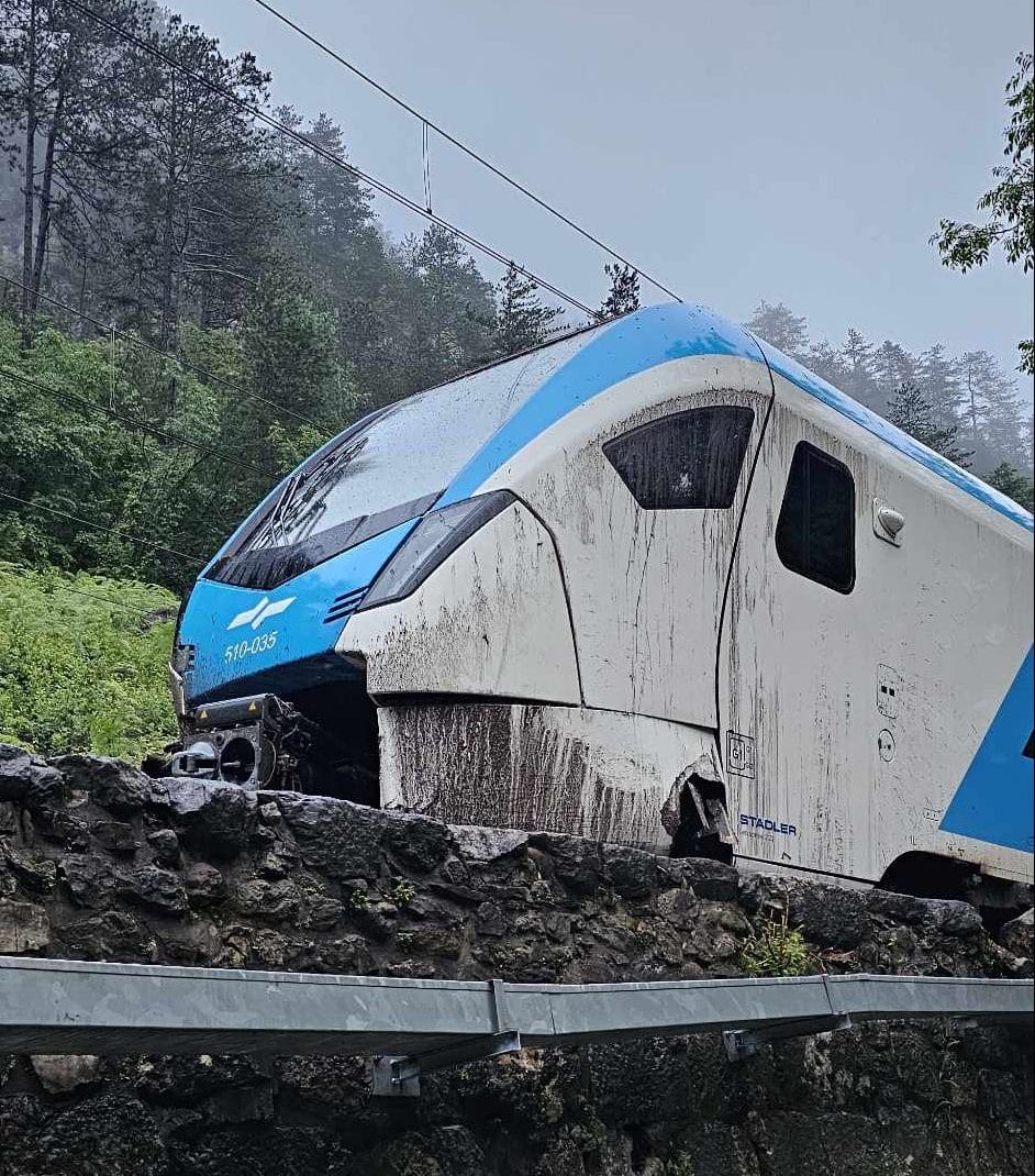 Železniški promet proti Ljubljani vzpostavljen, ampak …