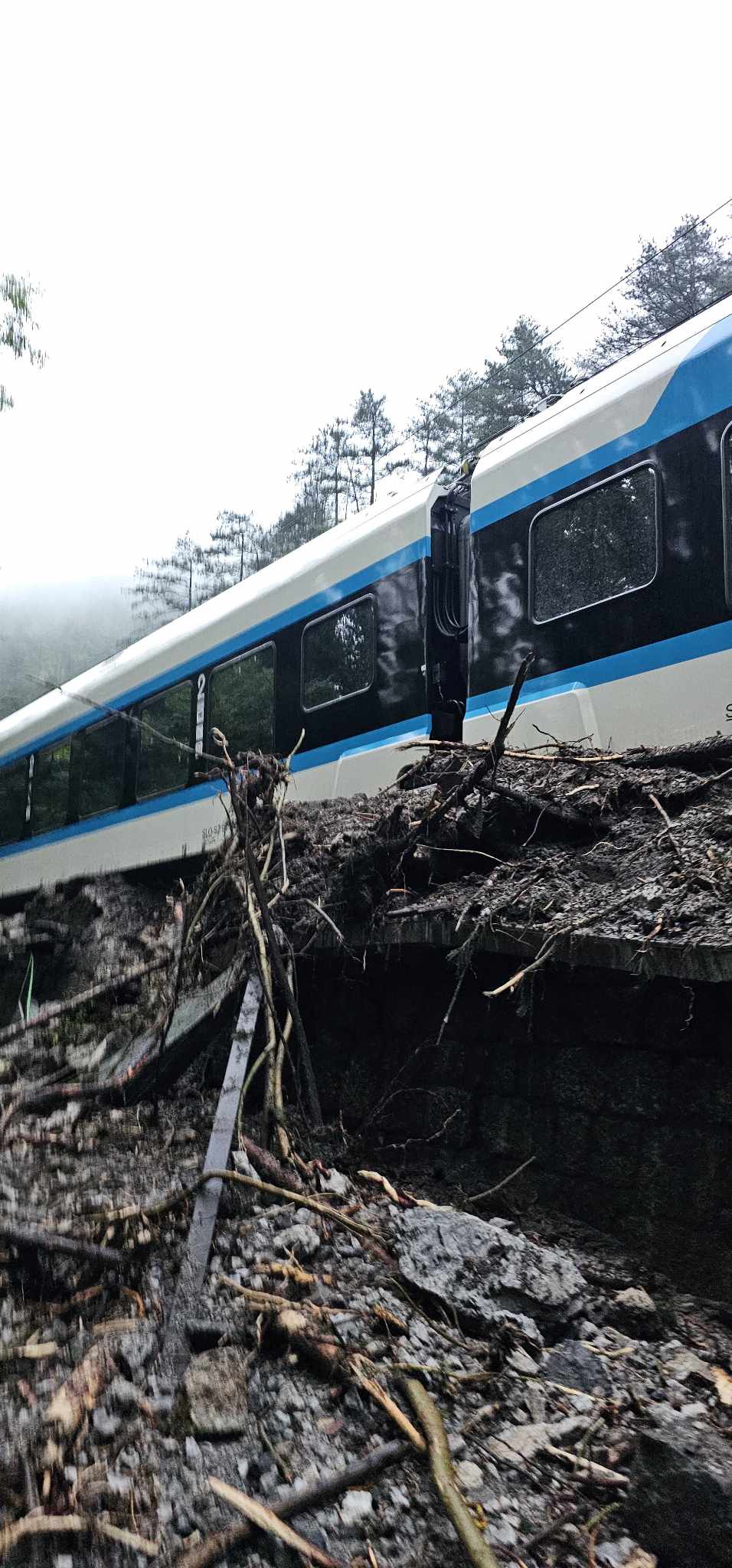 VIDEO območja železniške nesreče, vsi vlaki na relaciji do nadaljnjega odpovedani
