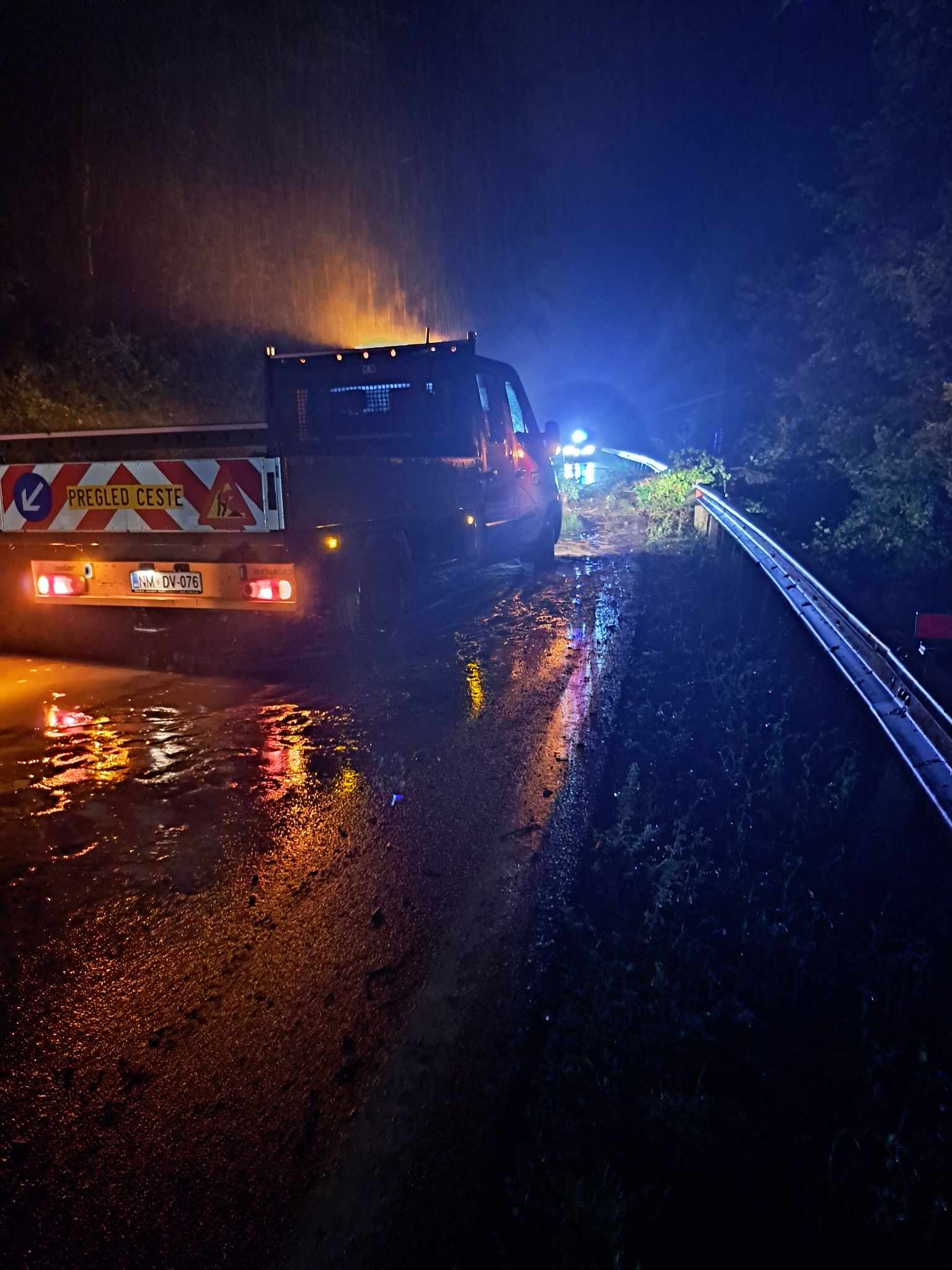 FOTO in VIDEO: Plazovi med Litijo in Zagorjem, zaprta cesta