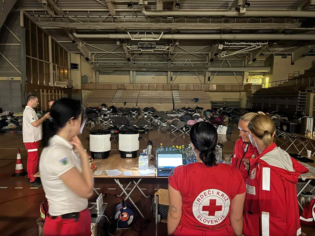 V Zasavju prespalo več kot 500 tujcev, danes konvoji proti Avstriji in Hrvaški