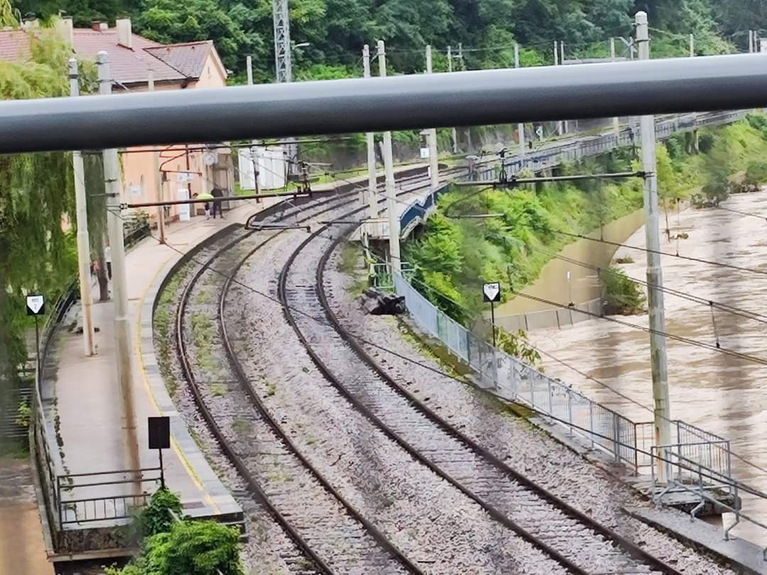 Še danes naj bi odprli en tir, za celotno sanacijo bo potreben bolj zahteven poseg